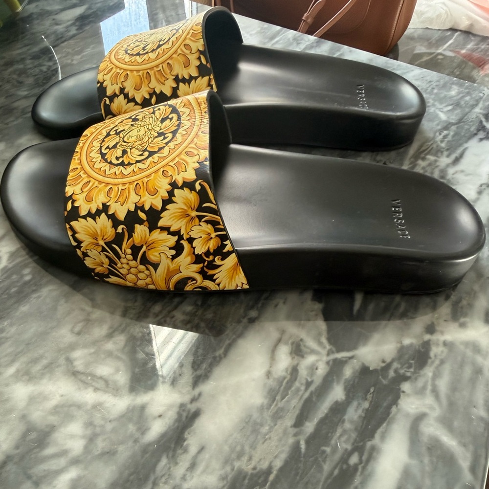 Worn once Versace slide